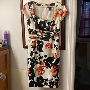 Beautiful White House Black Market ladies dress